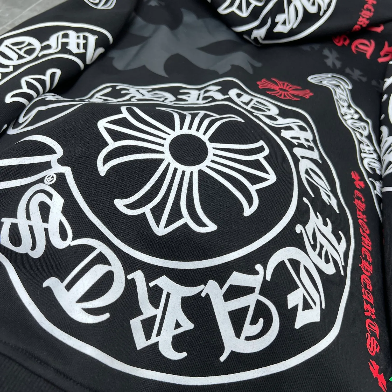 P260 Chrome Hearts 🍁Autumn and Winter🍁 2025 Simultaneous sales at counters❤️ Chrome logo limited online hooded sweatshirt Imported environmentally friendly glue printing and dyeing Improved customized version 1:1 high-gram weight high-quality fabric 🌈Recommended colors: black white 🌈 Size: S, M, L, XL